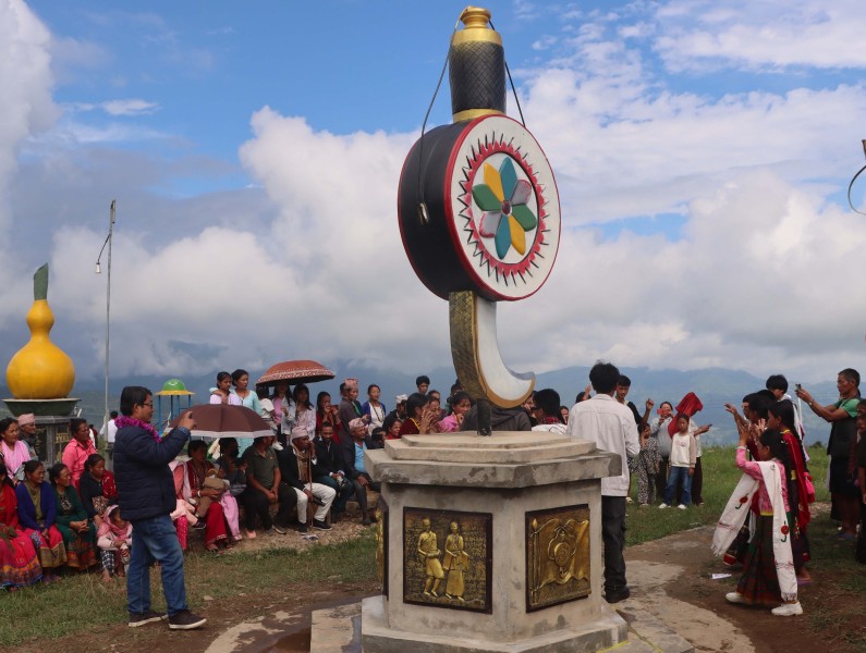  बहुसांस्कृतिक पार्कमा मगर समुदायको प्रतीक चिह्न खुर्पेटो (घोरप्याक)को प्रतिमा